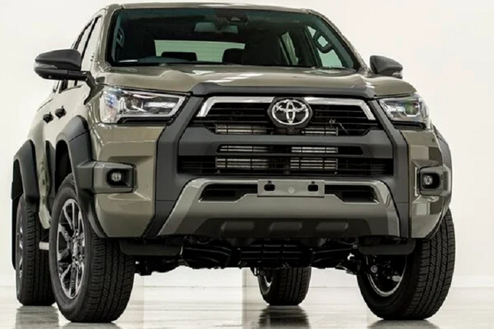 Trước Toyota Hilux REVO, mẫu Toyota Hilux Rogue với những nâng cấp vượt trôi, từng được kỳ vọng sẽ cạnh tranh với Ford Ranger Raptor. Mẫu xe này có chiều rộng cơ sở tăng thêm 40 mm, cũng như thiết kế ốp đèn sương mù mới liền khối với ốp cua bánh, làm tăng chiều rộng tổng thể lên đến 140 mm.