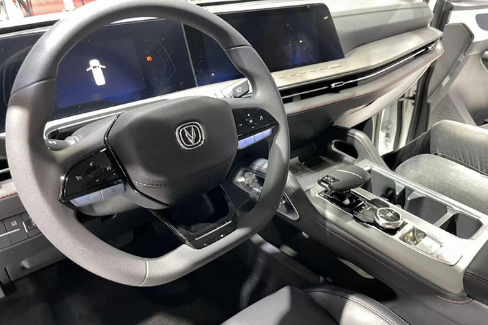 Về kích thước thân xe, Changan Lantuo EV có chiều dài, rộng và cao lần lượt là 5.350 x 1.930 x 1.865 mm, và chiều dài cơ sở 3.180 mm, kích thước thùng hàng 1600/1595/500mm. Tổng khối lượng của xe là 3.305 kg, trọng lượng lề đường là 2.030 kg, tải trọng định mức là 950 kg, góc tiếp cận/góc khởi hành là 28°/25°. Xe sử dụng bộ mâm có kích thước chỉ 17 inch với thông số kỹ thuật của lốp là 245/70.