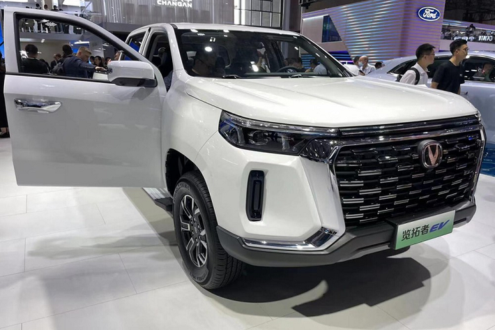 Tại triển lãm ô tô Thượng Hải 2023, thương hiệu xe Changan đã giới thiệu tiếp 1 phiên bản xe bán tải Lantuo của mình như 1 lời tuyên chiến với các đối thủ nội địa khác, ở lần này, hãng xe được nhiều người Việt biết đến nhiều qua các dòng xe tải nhỏ hạng nhẹ đã tung sản phẩm chạy điện là Changan Lantuo EV 2023 mới.