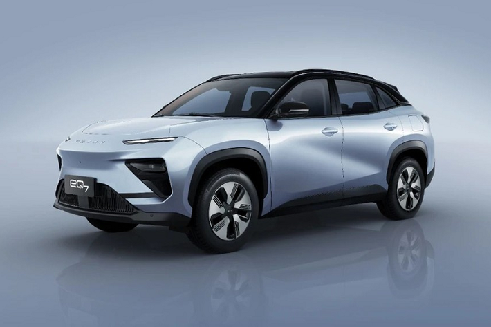 Vào hồi giữa tháng 3/2023 vừa qua, những hình ảnh đầu tiên của mẫu xe ôtô điện Chery eQ7 2023 mới đã được hé lộ trên trang web của Bộ Công nghiệp và Công nghệ Thông tin Trung Quốc. Đến nay, hãng Chery mới tung ra những hình ảnh chính thức đầu tiên của mẫu ô tô điện này. eQ7 trên thực tế chỉ là tên mã nội bộ của xe. Trong khi đó, tên gọi chính thức của mẫu xe này vẫn chưa được hãng Chery công bố.