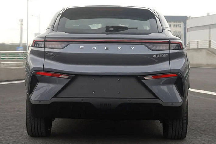 SUV điện Chery eQ7 sẽ được phát triển dựa trên khung gầm hoàn toàn bằng nhôm, giúp giảm đến 25% trọng lượng. Đồng thời, xe được định vị trong phân khúc SUV điện hạng trung với chiều dài 4.675 mm, chiều rộng 1.910 mm, chiều cao 1.660 mm và chiều dài cơ sở 2.830 mm. Nếu về Việt Nam trong tương lai, Chery eQ7 sẽ là đối thủ cạnh tranh của VinFast VF8.