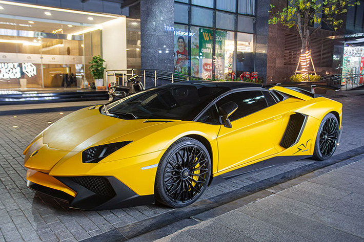 Được biết, giá xe Lamborghini Aventador LP750-4 SV Roadster khi mới về Việt Nam từng được đại lý tư nhân rao bán với mức 39 tỷ đồng khiến không ít giới chơi xe choáng váng.