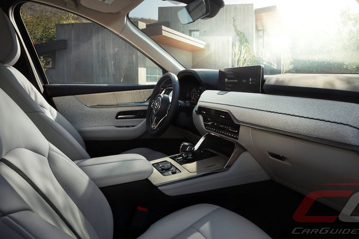 Bên trong cabin, Mazda CX-90 có thiết kế 3 hàng ghế, nội thất kết hợp giữa da, gỗ và vải. Nổi bật trên mặt taplo là màn hình trung tâm có kích thước lên đến 12,3 inch.