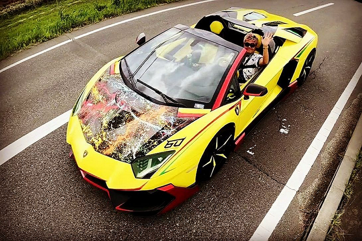 Hay như chiếc Lamborghini Diablo Super Veloce này cũng là một trong những chiếc xe khiến tên tuổi của Shinichi Morohoshi được giới mộ điệu biết đến nhiều hơn. Chiếc xe này được ông đính kim cương trên nền lớp sơn màu hồng từ đầu đến đuôi. “Siêu bò” còn được bổ sung dây đèn LED ôm thân và đèn trang trí ẩn trong các hốc gió, trông chiếc xe như một bữa tiệc ánh sáng ngoạn mục.