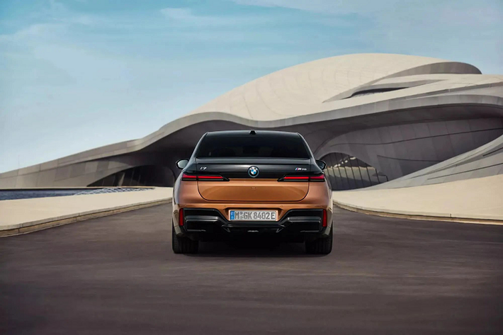 Bên trong, BMW i7 M70 trang bị hệ điều hành BMW mới nhất cùng màn hình chính được thiết kế lại giúp người lái truy cập nhanh chóng và dễ dàng vào các chức năng cụ thể. Màn hình cong cũng hiển thị các phông chữ và đồ họa dành riêng cho M. Tổng thể nội thất BMW i7 M70 xDrive không khác biệt so với bản tiêu chuẩn, nhưng nhận xét không gian BMW i7 đang mang phong cách xuất sắc nhất.