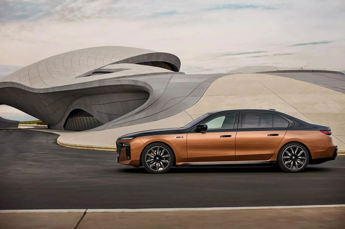 BMW i7 M70 xDrive sử dụng mô tơ điện mạnh nhất hãng từng trang bị đặt tại phía sau với công suất lên tới 483 mã lực, trong khi đó mô tơ trước là loại 255 mã lực, giống i7 thường. BMW i7 M70 xDrive 2024 mất 3,5 giây để tăng tốc từ 0 lên 96 km/h, con số này vượt trội hơn cả phiên bản M phát triển độc lập - BMW XM Label Red.