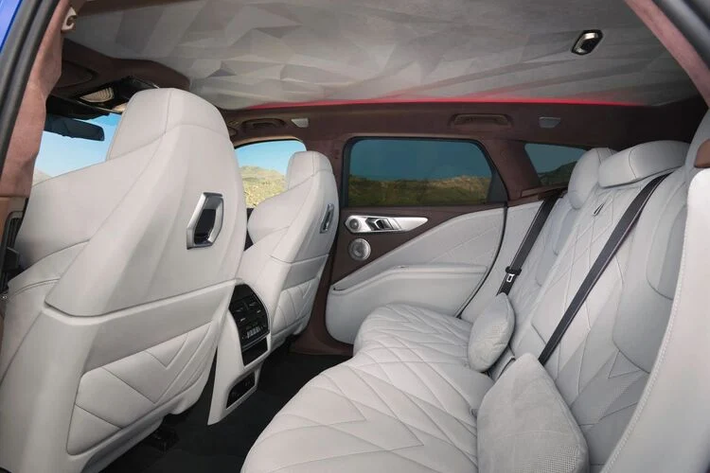 Về hiệu suất, BMW XM 2023 mang lại những trải nghiệm tuyệt vời cho vị chuyên gia trên, nhờ sức mạnh mà động cơ mang lại so với khối lượng lên đến 2,7 tấn của nó. Cảm giác tăng tốc cũng rất tuyệt khi nó không có độ trễ mỗi khi đạp chân ga, đó là nhờ vào hệ thống hybrid của xe.