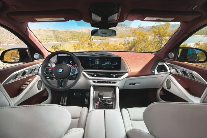 Tuy vậy, BMW XM cũng không phải là hoàn hảo khi bên trong nội thất của xe có những phần được làm bằng nhựa, nó mang đến cảm giác không hoàn toàn sang trọng và cao cấp.