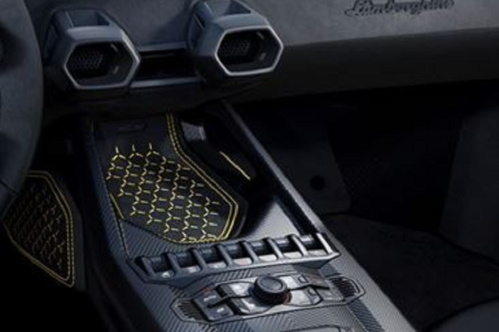 Bên trong nội thất xe là tông màu xám tương phản vàng Giallo Taurus kết hợp da Nero Ade, trong khi ghế được hoàn thiện bằng hai tông màu Nero Cosmus và Grigio Octans Alcantara.