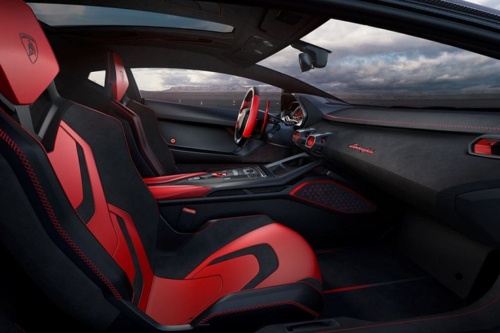 Khoang nội thất của xe giữ nguyên những đặc trưng của Lamborghini, các vật liệu chính vẫn là carbon. Đồng thời điểm nhấn của xe là các hoạ tiết lục giác, màn hình đằng sau vô-lăng được làm mới...Như mong đợi từ chiếc V12 Lamborghini Coupe, bước qua bộ cửa cắt kéo là cách duy nhất để bước vào trong.