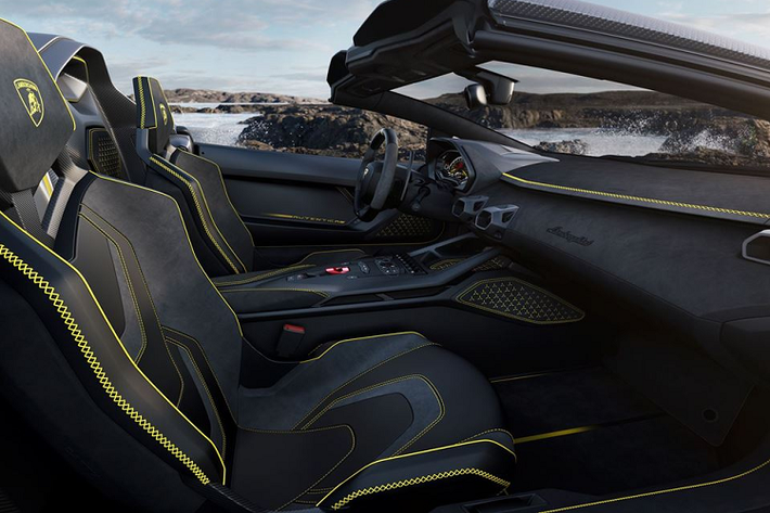 "Động cơ V12 của Lamborghini là một trong những cột mốc lịch sử và thành công của thương hiệu", Stephan Winkelmann - Chủ tịch và Giám đốc điều hành Automobili Lamborghini nói.