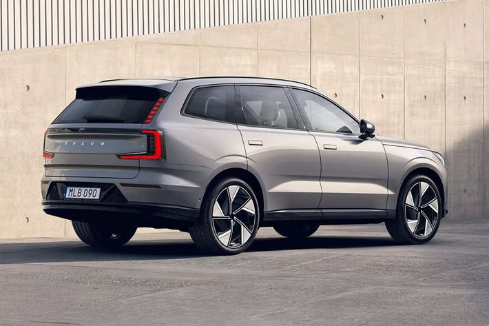 Volvo tự tin khẳng định là EX90 là mẫu ô tô an toàn và hiện đại nhất lịch sử hãng với hệ thống cảm biến và camera cho phép xe đạt khả năng tự lái cấp 3. Các trang bị này cũng là nền tảng để hãng phát triển hệ thống xe tự lái cấp 4 (gần như không cần người dùng thao tác) trong tương lai.