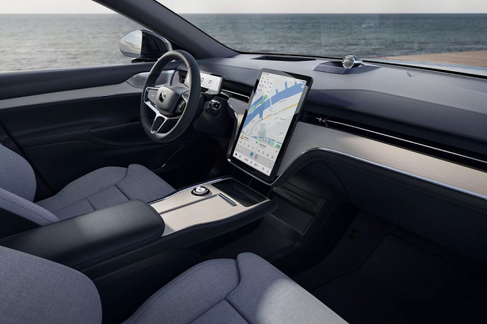 Volvo EX90 được chế tạo dựa trên nền tảng cấu trúc khung gầm dành cho xe điện SPA2 của công ty mẹ Geely, tương tự Polestar 3. Với phiên bản tiêu chuẩn, xe được cung cấp 2 mô tơ điện với công suất 408 mã lực, mô-men xoắn 770 Nm.