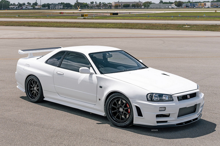 Tổng cộng có 1.855 chiếc Skyline GT-R V-Spec II được sản xuất. Tại Mỹ, những mẫu xe cũ không được chế tạo và cấp phép theo tiêu chuẩn của Mỹ, không được nhập khẩu trong vòng 25 năm kể từ ngày ra mắt.