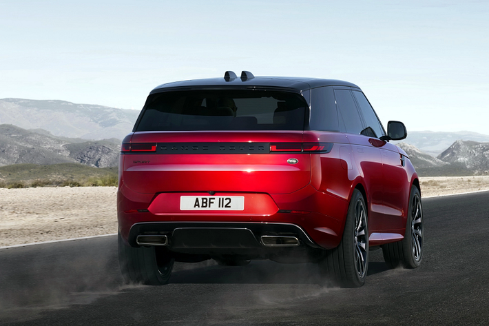 Không gian nội thất của Range Rover Sport vẫn được thiết kế kế với những đường nét vuông vắn đặc trưng. Màn hình thông tin giải trí 13,1 inch có thiết kế cong, đặt nổi ở trung tâm táp-lô, có độ phân giải cao và sử dụng hệ điều hành Pivi Pro, tương thích Apple CarPlay và Android Auto không dây