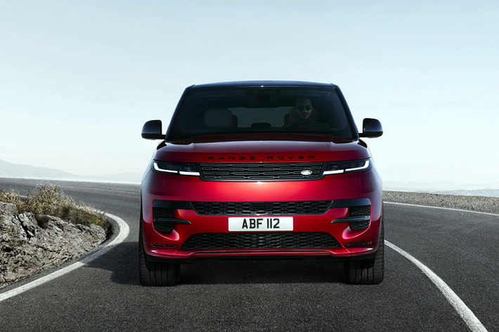 Tại Việt Nam, Range Rover Sport 2023 cạnh tranh trong phân khúc SUV hạng sang cỡ trung, cùng với Mercedes-Benz GLE, BMW X5, Audi Q7 và Porsche Cayenne. So với các đối thủ của mình, giá xe Range Rover Sport có mức bán ra cao gấp đôi BMW X5 hiện tầm 4 tỷ đồng.
