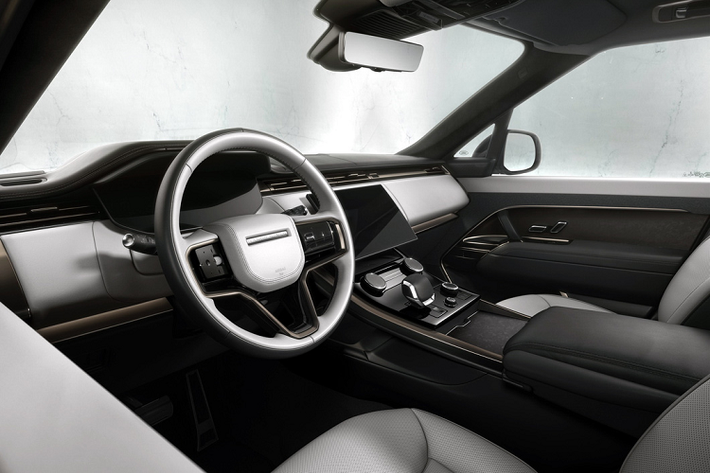 Về ngoại thất, mẫu xe SUV Range Rover Sport 2023 vẫn sử dụng lại bộ khung quen thuộc từ Land Rover nhưng mang phong cách hiện đại, gọn gàng và sắc sảo hơn. So với thế hệ cũ, xe có thiết kế đèn pha mỏng hơn, tay nắm cửa được đặt ẩn giúp tối ưu tính khí động học.
