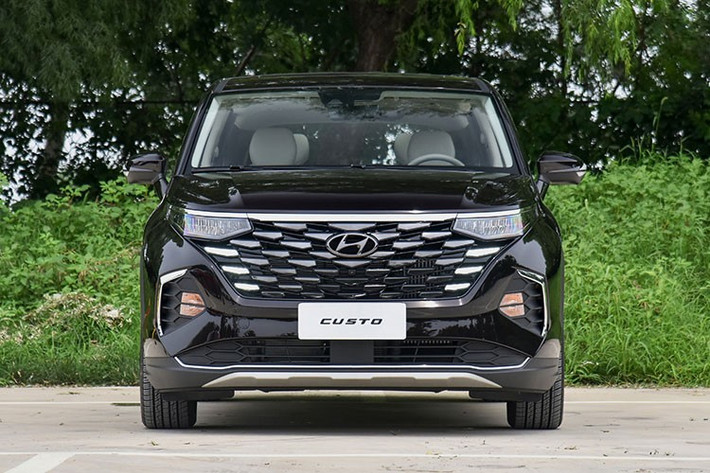 Tại thị trường Trung Quốc, giá xe Hyundai Custo 2024 dao động từ 175.800 - 218.800 Nhân dân tệ (khoảng 579 - 721 triệu đồng). Khi bán ở Việt Nam, với mức dự đoán dưới 1 tỷ đồng. Sự xuất hiện của Custo sẽ hoàn thiện danh mục sản phẩm của thương hiệu Hyundai ở thị trường Việt.