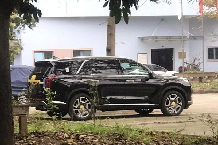 Tuy nhiên, theo một số thông tin, mức giá xe Hyundai Palisade 2023 chính hãng sẽ khoảng 2 tỷ đồng. Trong thời gian qua, Hyundai Palisade 2023 đã liên tục trình làng ở các thị trường Đông Nam Á như Indonesia, Philippines và Malaysia. Ngoài ra, mẫu SUV cỡ lớn này cũng chuẩn bị ra mắt thị trường Thái Lan.
