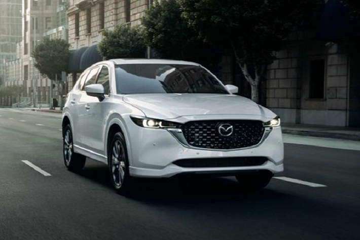 Đứng ở vị trí thứ 8 là Mazda CX-5 với 812 xe được bàn giao tới tay khách hàng trong tháng 4 vừa qua. Là mẫu xe bán chạy nhất của thương hiệu Mazda tại Việt Nam, CX-5 hiện được phân phối với tới 7 phiên bản, giá bán từ 839 - 1.059 triệu đồng.
