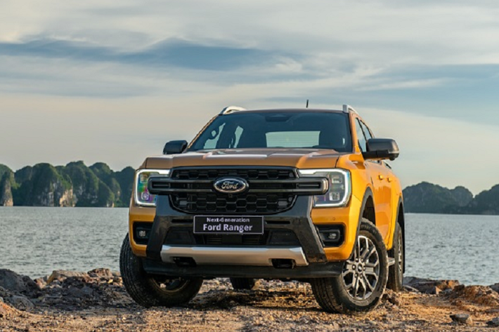 Vị trí thứ 2 thuộc về Ford Ranger với doanh số 1.427 xe bán ra, giảm 57 xe so với tháng trước. Cộng dồn doanh số từ đầu năm đến nay đạt 5.083 xe và tiếp tục đứng ở ví trí ngôi đầu phân khúc bán tải tại Việt Nam. Ford Ranger 2023 tại Việt Nam được bán ra với 7 phiên bản XL, XLS MT, XLS 2x4 AT, XLS 4x4 AT, XLT, Sport và Wildtrak đi kèm mức giá từ 669 – 979 triệu đồng.