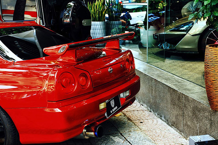 Xe sử dụng hộp số sàn 6 cấp, hệ dẫn động 4 bánh, nhờ đó, giúp xe thể thao Nissan Skyline GT-R R34 tăng tốc từ vị trí xuất phát lên 100 km/h chỉ trong thời gian 5,2 giây trước khi đạt tốc độ tối đa 250km/h.
