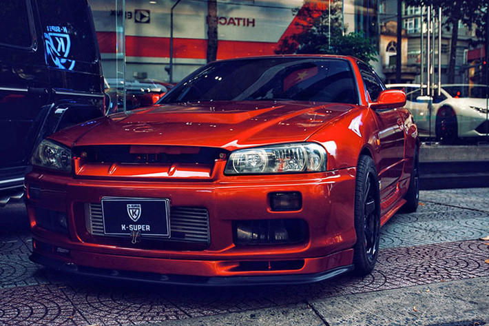 Sau R34, hãng xe Nissan sản xuất ra phiên bản R35 và rút gọn chỉ còn cái tên Nissan GT-R, hiện dòng này có trên 7 xe về nước, với điểm nhấn là sự góp mặt của Nissan GT-R Nismo phiên bản Special Edition, chỉ được hãng xe Nhật Bản giới hạn 300 chiếc trên toàn cầu.