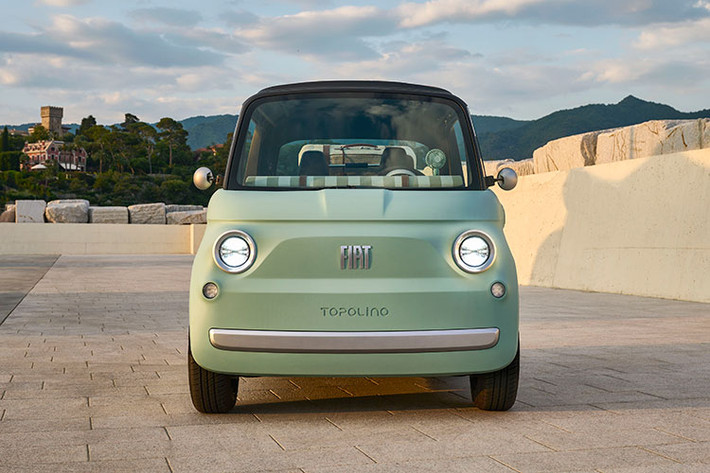 Fiat Topolino 2024 mới là mẫu mini car chạy điện vừa được giới thiệu nhằm hướng tới khách hàng thuộc thế hệ Gen Z, đặc biệt là nhóm thiếu niên từ 14 tuổi trở lên cần một chiếc ô tô nhỏ gọn để di chuyển đến trường học rồi trở về nhà. Với thiết kế trẻ trung và bắt mắt, mẫu ôtô siêu nhỏ này khiến bất cứ ai nhìn thấy cũng sẽ phải thốt lên “wow”.