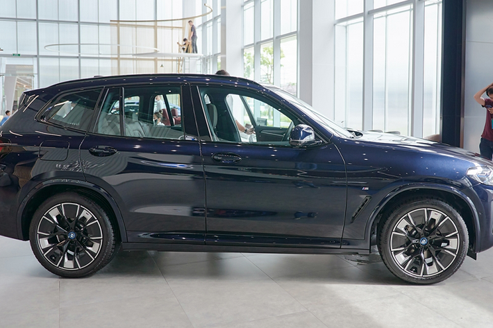 Mức giá xe BMW ix3 2023 được bán chính hãng tại Việt Nam bởi Thaco thuộc phiên bản M Sport có giá công bố 3,499 tỷ đồng. Tại Việt Nam, khi sở hữu các mẫu xe BMW i khách hàng sẽ được tặng kèm hộp sạc gắn tường (WallBox) và dây sạc chính hãng (flexible charger), BMW cũng sẽ hỗ trợ chi phí lắp đặt cho khách hàng khi mua xe.