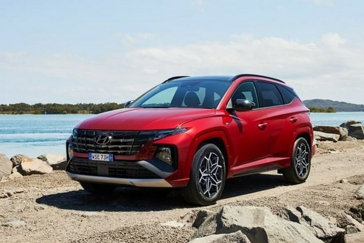 Hyundai Tucson 2023 mới vừa ra mắt tại Úc có những nâng cấp khá hấp dẫn về mặt công nghệ. Cụ thể, trên phiên bản mới, mẫu SUV cỡ C được trang bị dịch vụ kết nối Bluelink tiêu chuẩn trên bản Elite và Highlander. Dịch vụ này áp dụng miễn phí 5 năm đầu với người mua xe mới và có thể chuyển nhượng cho các chủ xe tiếp theo trong vòng 5 năm.
