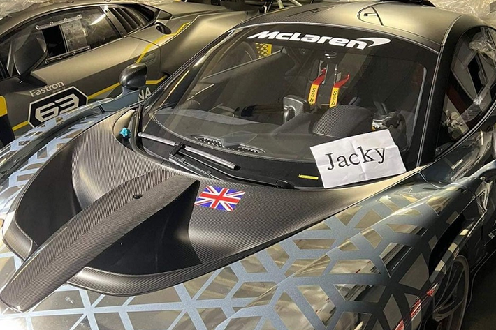 Vào tháng 2 đầu năm nay, hình ảnh về một chiếc siêu xe đua đường phố McLaren Senna GTR đặc biệt xuất hiện tại 1 kho cảng ở Hồng Kông đã thu hút sự quan tâm của giới mê xe Việt Nam. Lý do là người đăng những bức ảnh này là 1 tay bán siêu xe mới nổi ở trong nước. Trước đó 1 năm, 1 công ty nhập khẩu tư nhân đã khui công 2 chiếc McLaren Senna, 1 xe trong đó thuộc bản đua GTR.