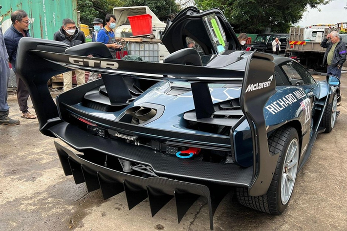 Ngoài ra, đại gia Jacky còn mua lại rất nhiều siêu xe hot chẳng hạn như 1 cặp Lamborghini Aventador SVJ bản giới hạn 900 chiếc, McLaren 765LT chỉ có 765 xe trên toàn cầu hay các mẫu xe khác như Aston Martin DB11 V8, Rolls-Royce Ghost và Rolls-Royce Cullinan.