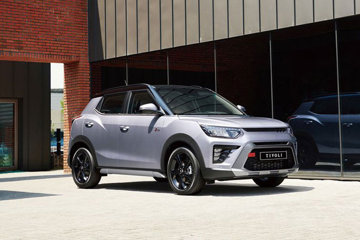 Tại thị trường Hàn Quốc, giá xe KG Mobility Tivoli 2023 tương ứng cho 4 bản trang bị bán ra từ 18,83 - 25,98 triệu Won (khoảng 338 - 467 triệu đồng). Bên cạnh đó, phiên bản KG Mobility Tivoli Air 2023 có 2 phiên bản và giá từ 22,94 - 26,98 triệu Won (412 - 485 triệu đồng).