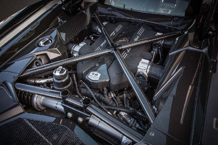 Còn với Lamborghini Revuelto sở hữu động cơ V12 PHEV, hiện đang được rất nhiều người săn đón trên toàn thế giới và đã cháy hàng đến năm 2025. Sức mạnh Revuelto đến từ động cơ V12 dung tích 6.5 lít với bộ ba động cơ điện, tổng cộng 1.001 mã lực, nhanh hơn nhiều so với phiên bản cao nhất của Aventador