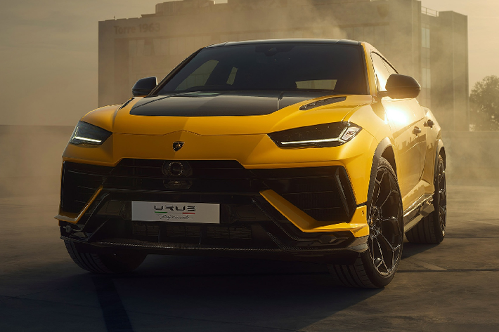 Urus là mẫu xe mang lại doanh số cao nhất cho Lamborghini. Với phiên bản Urus S và Urus Performante vừa được giới thiệu trong năm 2022 sử dụng động cơ V8 4.0L (công suất 657 mã lực) đã rơi vào tình trạng cháy hàng.