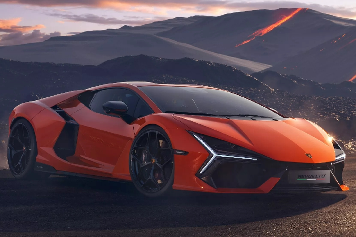 Chuyên trang Carscoops dẫn nguồn WELT của Đức cho biết ông Stephan Winkelmann – CEO Lamborghini, xác nhận những mẫu siêu xe Lamborghini động cơ đốt trong cuối cùng sản xuất từ nhà máy Sant’Agata đã được bán hết Vào tháng 4/2023, CEO Lamborghini cho biết, Revuelto có khả năng vượt qua doanh số Aventador - mẫu siêu xe 11 năm tuổi này đã bán được 11,465 xe.