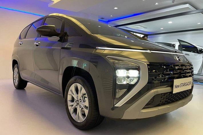 So với bản Trend, Hyundai Stargazer 2023 bản Essential sở hữu ngoại hình không khác biệt. Tuy nhiên, bản Essential đã được bổ sung những tính năng mới mà bản Trend còn thiếu. Cụ thể, xe được trang bị cụm đèn pha LED phía trước, nằm dưới dải đèn LED định vị ban ngày vắt ngang đầu xe.