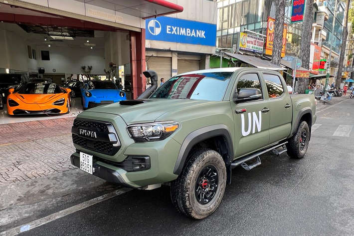 Toyota Tacoma của Đặng Lê Nguyên Vũ có thể nói là mẫu bán tải lạ lẫm tại Việt Nam, tuy nhiên đây chính là Hilux được phân phối tại Bắc Mỹ từ năm 1995 đến nay. Xe có nhiều nâng cấp và trang bị tiện nghi hơn Hilux. Đối thủ trực tiếp của Tacoma TRD Pro 4x4 là Ford Ranger Raptor, tuy nhiên sức mạnh Ranger Raptor vẫn thua kém Tacoma TRD Pro.