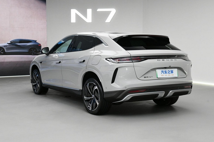 Nhìn vào nội thất, tổng thể của Denza N7 tiếp nối phong cách thiết kế của Denza D9, bảng điều khiển trung tâm được trang bị màn hình LCD kích thước lớn, cụm đồng hồ Full LCD và màn hình đồng hồ lái, có thiết kế ba chấu.