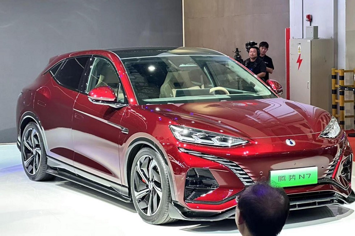 Tại triển lãm ô tô Thượng Hải 2023, thương hiệu cao cấp Tengshi Motors, do liên doanh giữa hãng xe Trung Quốc BYD với Daimler - tập đoàn mẹ của Mercedes-Benz tạo ra, đã cho ra mắt chiếc xe SUV cỡ trung 5 chỗ ngồi Denza N7 2024 mới. Đây là thành viên mới tinh trong 5 dòng sản phẩm bắt đầu bằng các chữ cái D, E, N, Z và A của Denza hứa hẹn sẽ làm bùng nổ thị trường xe điện của Trung Quốc.