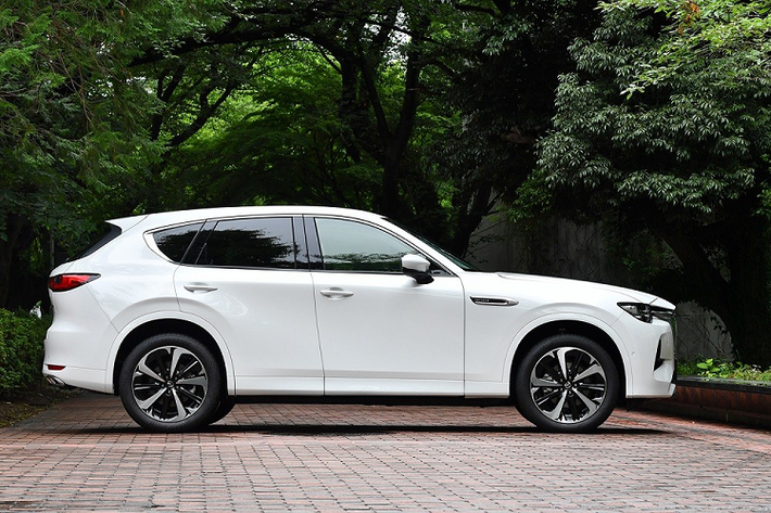 Lần đầu tiên ra mắt thị trường Nhật Bản vào hồi tháng 9 năm ngoái, mẫu xe SUV Mazda CX-60 có tổng cộng 4 tùy chọn động cơ. Đầu tiên là động cơ diesel SkyActiv-D 6 xi-lanh thẳng hàng, tăng áp, dung tích 3.3L với công suất tối đa 228 mã lực và mô-men xoắn cực đại 500 Nm.