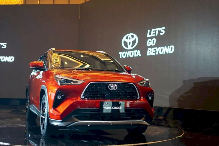 Theo thông tin từ đại lý chính hãng, Toyota Yaris Cross tại Việt Nam dự kiến ra mắt thị trường trong nước vào tháng 8/2023, sau đó bắt đầu được bàn giao đến tay khách hàng từ tháng 9 năm nay. Tư vấn viên cho biết giá bán dự kiến của xe rơi vào khoảng 680 – 720 triệu đồng.