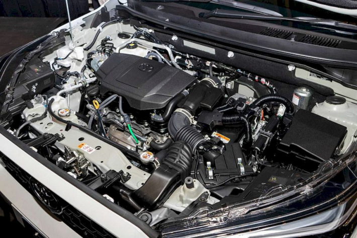 Về khả năng vận hành, Toyota Yaris Cross 2023 có 2 tùy chọn động cơ. Đầu tiên là máy xăng Dynamic Force, 4 xi-lanh, dung tích 1.5L, cho công suất tối đa 105 mã lực và mô-men xoắn cực đại đạt 138 Nm.