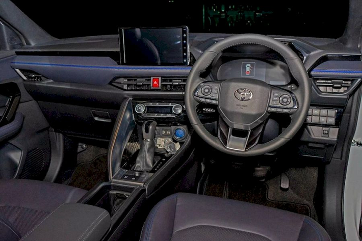 Bên trong cabin, Yaris Cross được trang bị các tiện ích đáng chú ý như: vô-lăng ba chấu tích hợp các phím chức năng, màn hình giải trí trung tâm đặt nổi kích thước 10,1 inch, cụm đồng hồ tích hợp màn hình đa thông tin 7 inch, cửa sổ trời toàn cảnh, đèn viền nội thất, sạc không dây...
