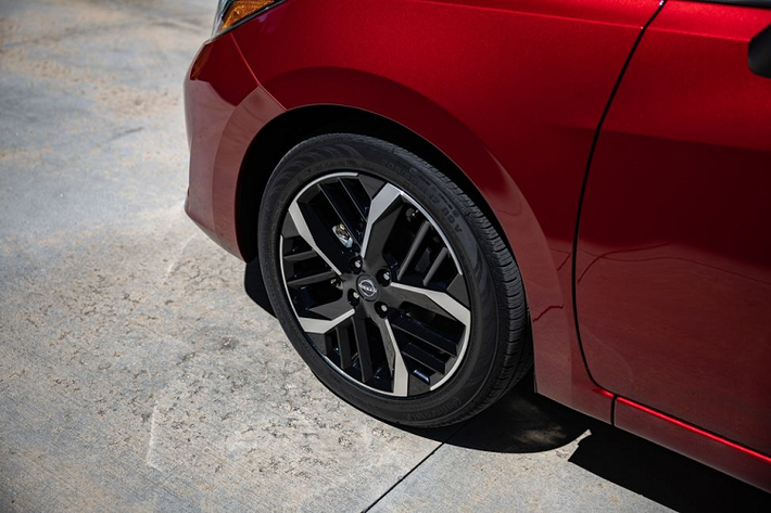 Logo Nissan mới nhất cũng được áp dụng trên Almera 2023. Bên cạnh đó, xe cũng được trang bị bộ mâm kích thước 17inch với thiết kế mới, sơn phối hai tông màu.