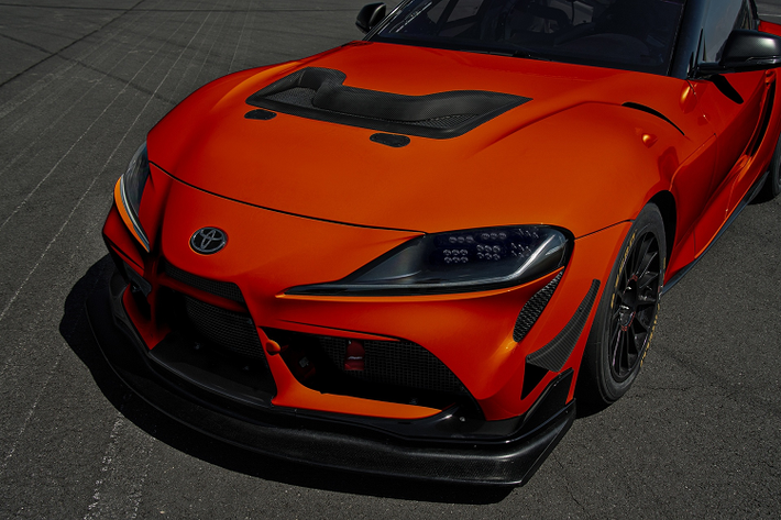 GR Supra GT4 EVO 100 Edition được tinh chỉnh lại thiết kế đậm chất khí động học. Xe trang bị động cơ twin-turbo 6 xy-lanh thẳng hàng 3.0L, đi kèm bộ ECU của Marelli cùng hệ thống ống xả thể thao Akrapovic.