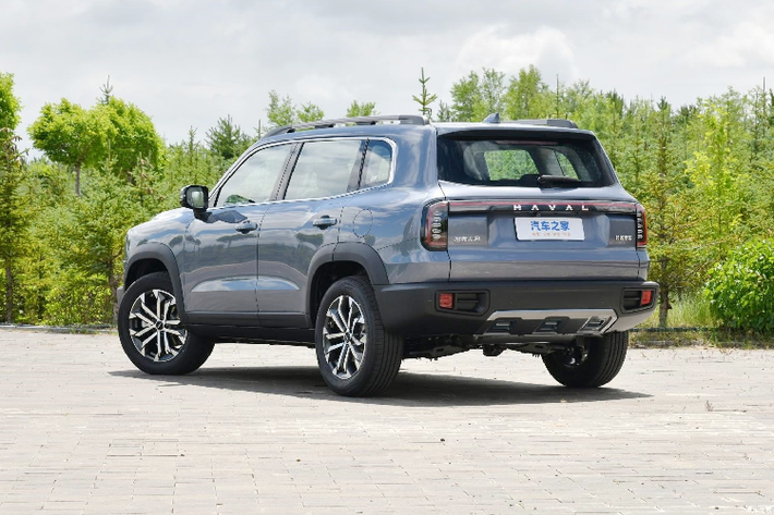 Ở phần đầu xe, chiếc xe Haval Big Dog 2023 được trang bị lưới tản nhiệt trước dày hơn, logo Haval ở đầu xe cũng được làm to hơn rất nhiều, khiến chúng ta liên tưởng đến những mẫu xe Tank rất hầm hố, bắt mắt. Lưới tản nhiệt với 2 thanh ngang sơn màu bạc. Xe vẫn được trang bị đèn pha tròn, nhưng phía bên trong sử dụng nguồn sáng LED và dải đèn LED hình vòng, tạo nên sự kết hợp giữa cảm giác cổ điển và công nghệ hiện đại.