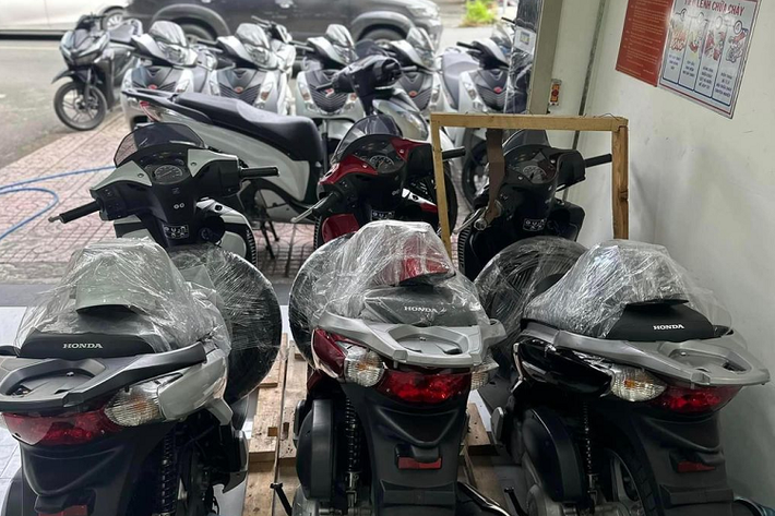 Cũng theo người bán, bánh trước của chiếc Honda SH 150i đời 2012 nhập Ý này còn chưa được lắp lên xe. Xe thuộc đời cuối cùng của SH thế hệ thứ 6, trước khi thế hệ thứ 7 ra mắt.