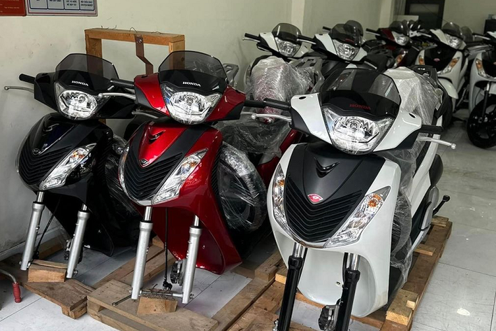 Theo chia sẻ của người bán, chiếc Honda SH 150i 2012 đập thùng trong bài viết này có đầu số máy 111 và xe hoàn toàn chưa qua sử dụng. Được biết, dân chơi SH nhập thường nhìn vào số máy để phân biệt đời xe.