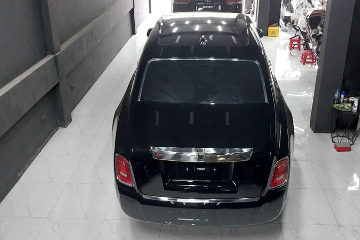 Hiện chưa rõ danh tính vị đại gia Hà Nội này nhưng một số nguồn tin cho biết ngoài chiếc Rolls-Royce Phantom VIII Series II 2023 mới mua, ông còn sở hữu nhiều chiếc xe sang khác với giá trị hàng chục tỷ đồng.